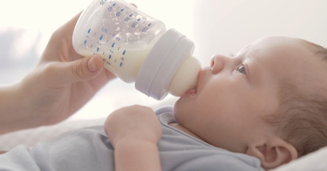 Osim adaptiranog mleka, uvodjenje čvrste hrane zahteva posebnu pažnju