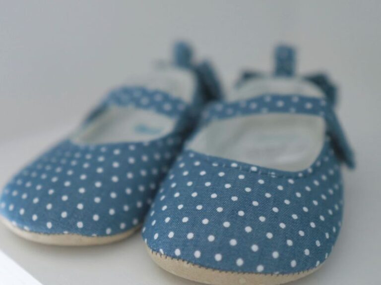 ženske dečije papučice na polici plave boje sa tufnicama