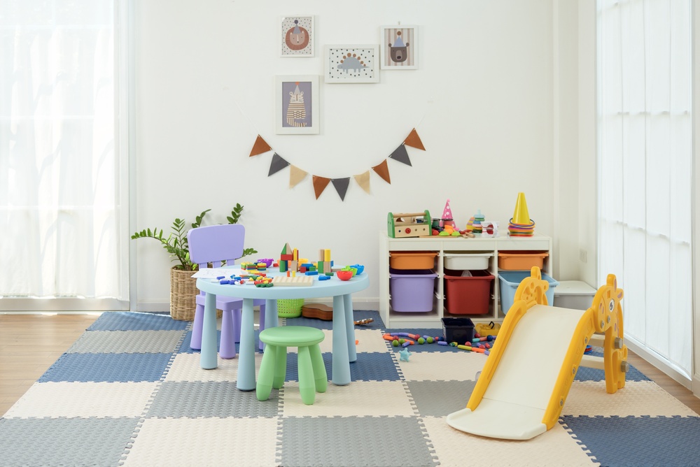 Dečija soba sa stolom za igru, policama, kutijama i tepihom za aktivnosti